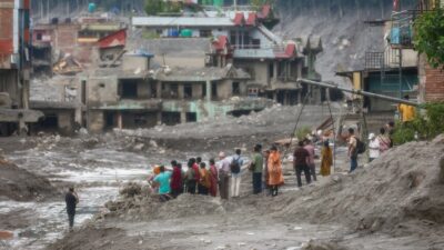 Nepal'deki sel felaketi, bilançosunu ağırlaştırdı. Ölü sayısı 903'e yükselirken, kayıp