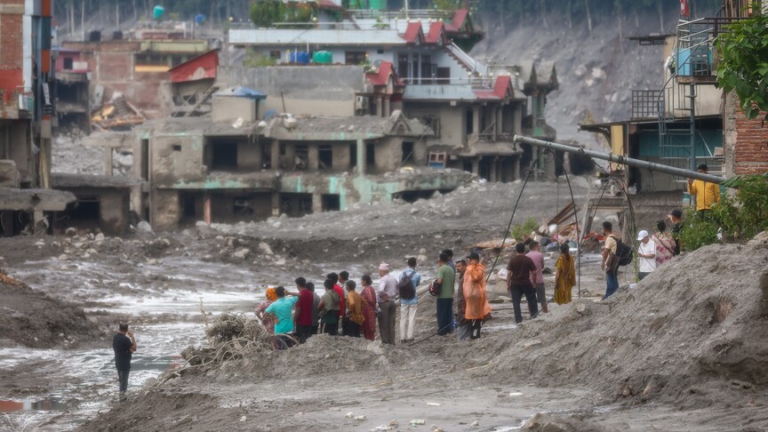 Nepal'deki sel felaketi, bilançosunu ağırlaştırdı. Ölü sayısı 903'e yükselirken, kayıp