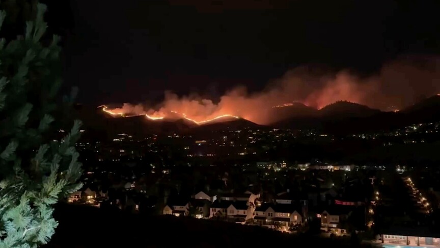 Nevada eyaletinde etkili olan Hawk Yangını, yerleşim alanlarına yaklaşarak tehlike