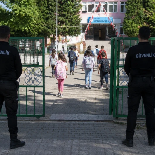 Yeni eğitim-öğretim yılıyla birlikte okullarda güvenlik önlemleri artırılıyor ve 30