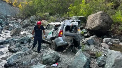 Osmaniye'de kontrolden çıkan otomobil, 50 metrelik uçurumdan dereye düştü. Kazada