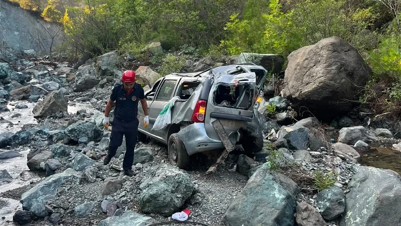 Osmaniye'de kontrolden çıkan otomobil, 50 metrelik uçurumdan dereye düştü. Kazada