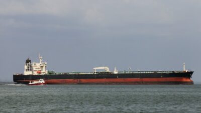 EIA, Hürmüz Boğazı'ndaki aksaklıklar nedeniyle petrol fiyat tahminlerini yükseltti. Brent