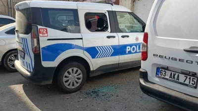Şanlıurfa'nın Haliliye ilçesinde bir kişi, polis aracına bıçakla saldırdı. Zanlı,
