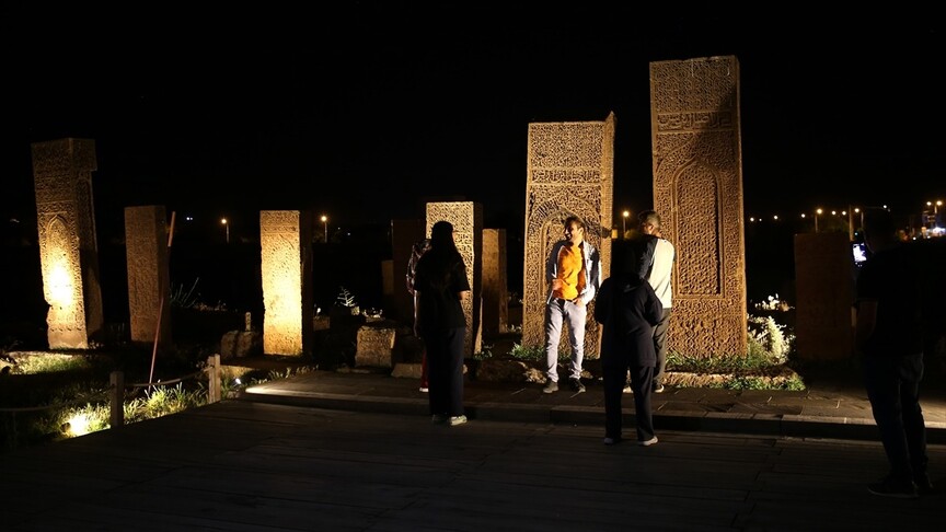 Bitlis'in Ahlat ilçesinde yer alan Selçuklu Meydan Mezarlığı, gece ziyaretleriyle