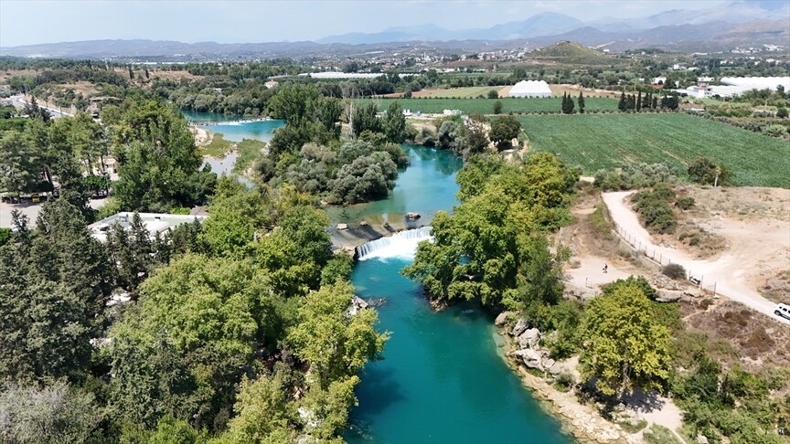 Manavgat Şelalesi, yaz aylarının sıcak günlerinde yerli ve yabancı turistlerin