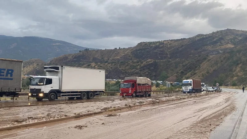 Sivas'ın Koyulhisar ilçesinde etkili olan sağanak yağış, D-100 kara yolunu