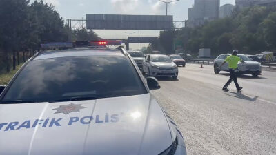 Sultangazi TEM Otoyolu'nda meydana gelen zincirleme kaza, sürücüleri zor durumda