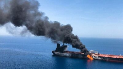 Suudi Arabistan açıklarında bir tanker gemisi bilinmeyen bir mühimmatla vuruldu.