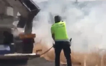 Elazığ'da trafik polisi, yangını görünce beton mikserinden yardım aldı. Yangın,