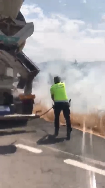 Elazığ'da trafik polisi, yangını görünce beton mikserinden yardım aldı. Yangın,