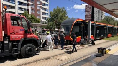 Kayseri'de tramvayın çarptığı 24 yaşındaki K.E., hastanede yapılan tüm müdahalelere