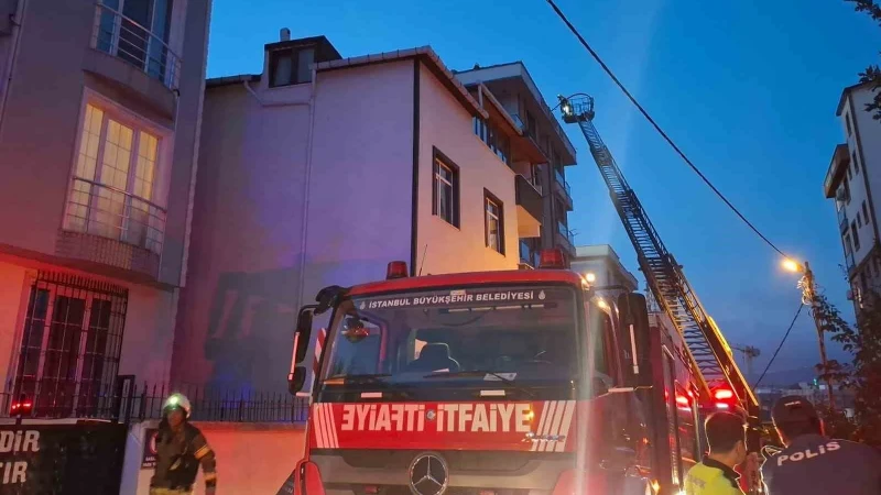Ümraniye Huzur Mahallesi'nde 5 katlı bir binanın çatısında çıkan yangın,
