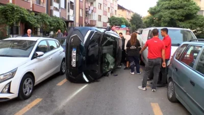 Ümraniye'de direksiyon hakimiyetini kaybeden bir otomobil, park halindeki araçlara çarparak