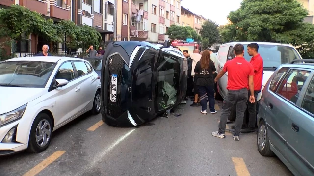 Ümraniye'de direksiyon hakimiyetini kaybeden bir otomobil, park halindeki araçlara çarparak