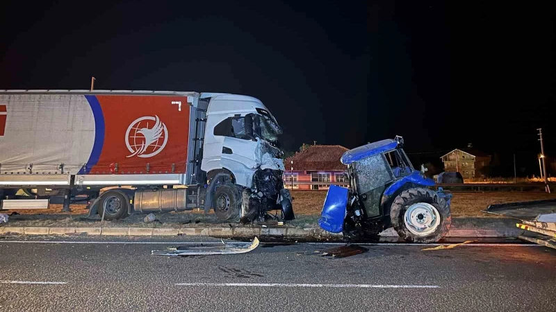 Uşak'ta meydana gelen kazada traktör ve TIR çarpıştı. 66 yaşındaki