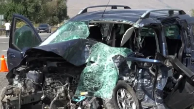 Van'da meydana gelen trafik kazasında iki kişi hayatını kaybederken, dokuz