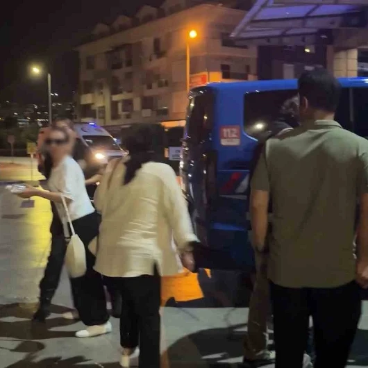Vize dolandırıcılığı operasyonunda tutuklanan şüpheliler, basın mensuplarına tepki gösterdi. Olaylar