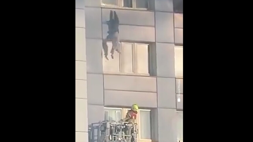 Berlin'deki yangında bir kadının 11. kattan atlayarak kurtulması sosyal medyada