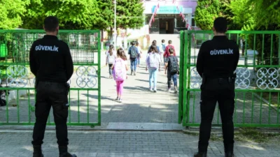 Yeni eğitim-öğretim döneminde okul güvenliği artırılıyor. 30 bin güvenlik görevlisi