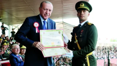 Cumhurbaşkanı Erdoğan, yeni mezun teğmenlere seslenerek ordudan ihanet edenleri temizlediklerini