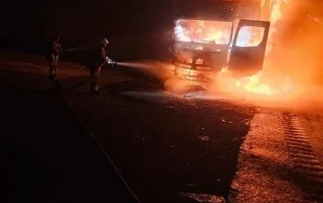 Hatay'da seyir halindeyken alev alan TIR, sürücünün dikkati sayesinde kontrol