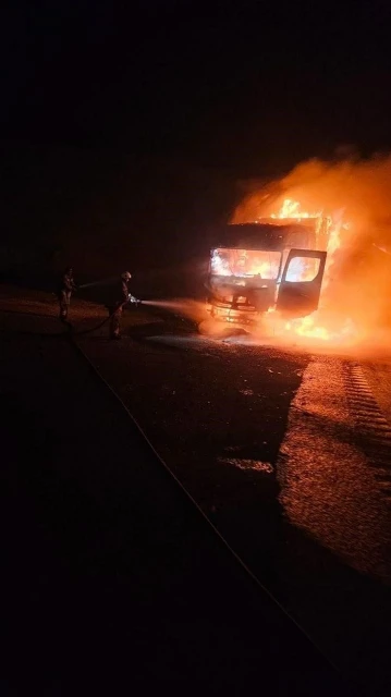 Hatay'da seyir halindeyken alev alan TIR, sürücünün dikkati sayesinde kontrol