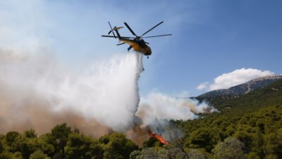 Atina'nın batısında devam eden büyük yangına müdahale eden helikopterler, talihsiz