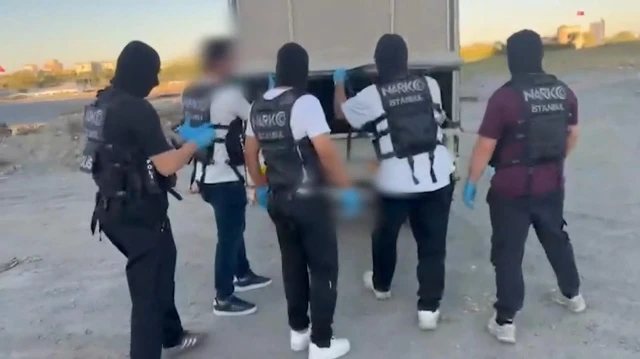 Zeytinburnu'nda gerçekleştirilen uyuşturucu operasyonunda 83 kilogram skunk maddesi yakalandı. Olayla