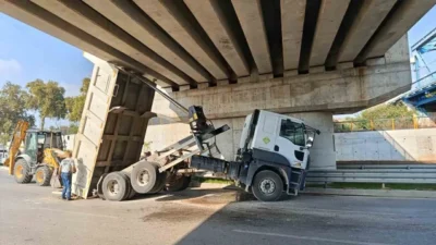 Adana'da bir ASKİ kamyonu, köprü altında geçmeye çalışırken damperinin takılması