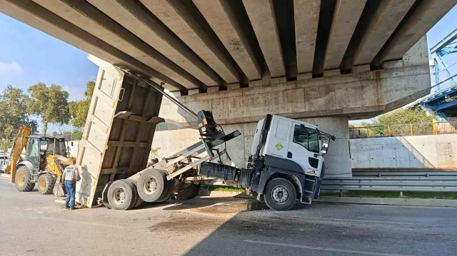 Adana'da bir ASKİ kamyonu, köprü altında geçmeye çalışırken damperinin takılması