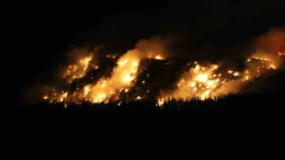Adana'nın Çukurova ilçesinde deprem molozları alevler içinde kaldı. Yangın ekipler