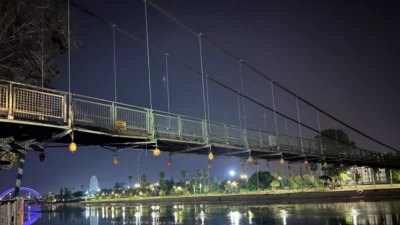 Adana’da Merkez Park’ta başlayan yangın, Seyhan Nehri üzerindeki köprüde hasara