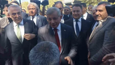 Gelecek Partisi'nin eski lideri Ahmet Davutoğlu, Cumhurbaşkanına hakaret suçlamasıyla adliyeye