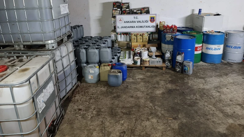 Jandarma ekipleri, Ankara'da kaçak akaryakıt üretimi yapan bir depoya baskın