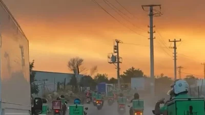 Antalya'daki büyük orman yangını sonrası motosikletli kuryeler, yangınla mücadele eden