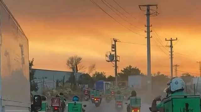 Antalya'daki büyük orman yangını sonrası motosikletli kuryeler, yangınla mücadele eden