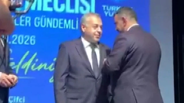 Ataşehir'de CHP'den AK Parti'ye geçen 6 meclis üyesi, rozetlerini düzenlenen