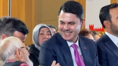 Bakan Murat Kurum, bir tören sırasında yanına gelen yaşlı vatandaşla
