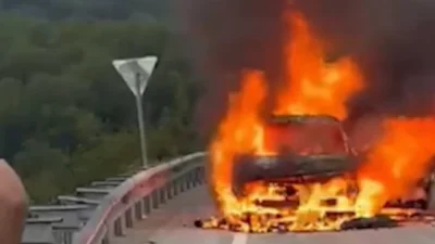 Bartın-Amasra yolunda sabah saatlerinde alev alan otomobil, itfaiye ekiplerinin hızlı