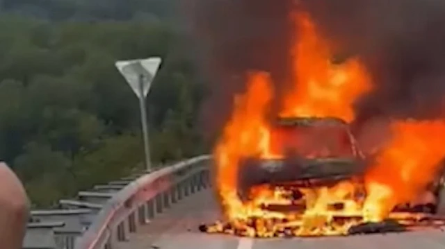 Bartın-Amasra yolunda sabah saatlerinde alev alan otomobil, itfaiye ekiplerinin hızlı