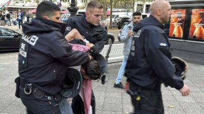 Berlin'de Filistin'e destek amacıyla düzenlenen gösteride, polis müdahalede bulunarak iki