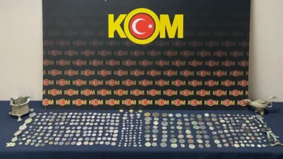 Beykoz'da düzenlenen operasyonda 402 tarihi sikke ve obje ele geçirildi.