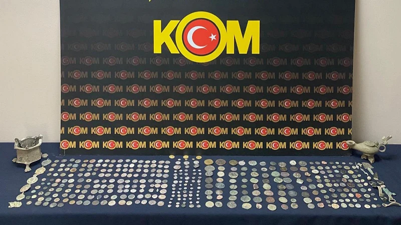 Beykoz'da düzenlenen operasyonda 402 tarihi sikke ve obje ele geçirildi.