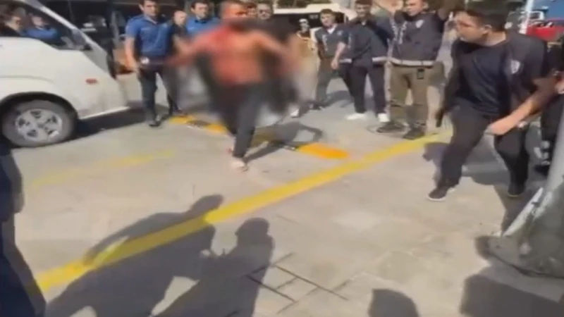 İstanbul Esenler'de, eşiyle tartışan bir adam, kendisini bıçaklayarak aracıyla polis