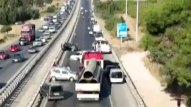 Bursa'nın Nilüfer ilçesinde bir tırdan dökülen mazot, 10 aracın karıştığı