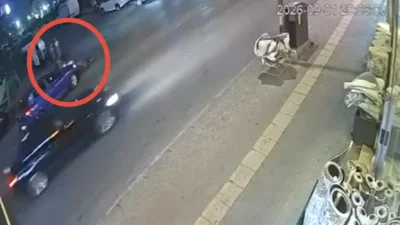Bursa'da bir motokurye, otomobilin aniden yola çıkması sonucu kaza geçirdi.