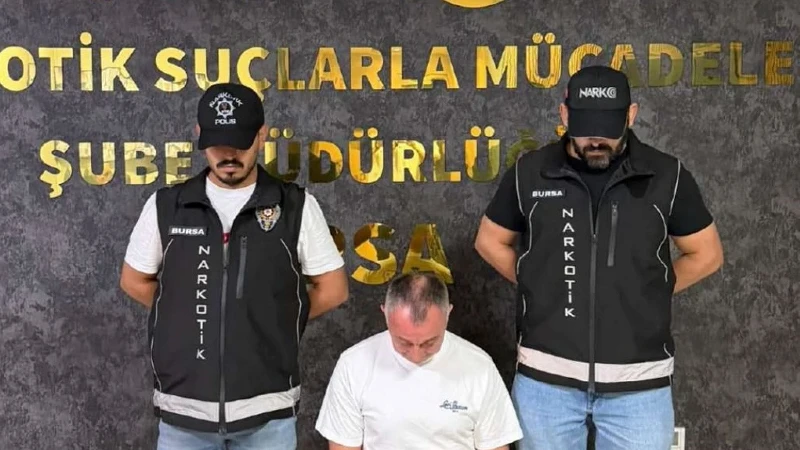 Bursa'da düzenlenen şafak operasyonunda, Interpol tarafından aranan uyuşturucu kaçakçısı Aydan
