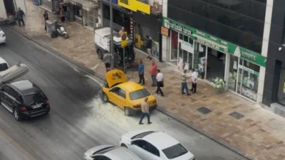 Denizli'nin Pamukkale ilçesinde seyir halindeyken otomobilden çıkan yangın, belediye temizlik