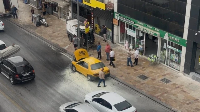 Denizli'nin Pamukkale ilçesinde seyir halindeyken otomobilden çıkan yangın, belediye temizlik